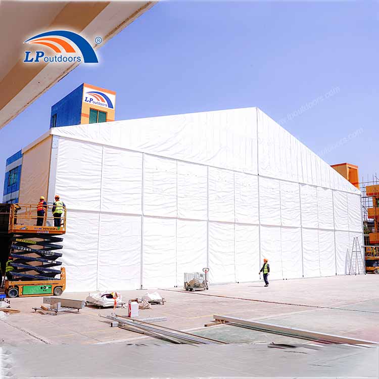 30 مترًا على جانب تم رفع الجانب الذي تم رفعه إلى جانب Warehouse Tent من السهل على الشوكة الشوكية تدخل وتخرج
