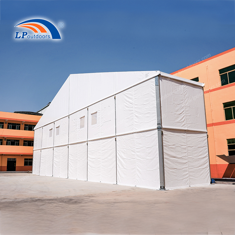 30 مترًا على جانب تم رفع الجانب الذي تم رفعه إلى جانب Warehouse Tent من السهل على الشوكة الشوكية تدخل وتخرج