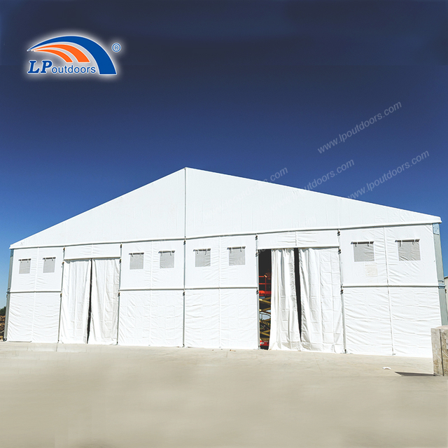 30 مترًا على جانب تم رفع الجانب الذي تم رفعه إلى جانب Warehouse Tent من السهل على الشوكة الشوكية تدخل وتخرج