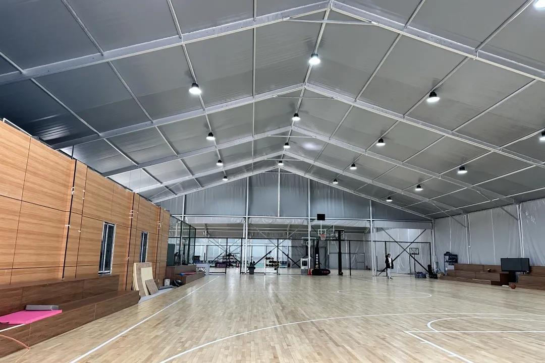 خيمة مختلطة تمتد واضحة